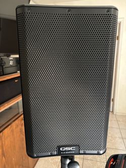 QSC K.8 Powered Speaker with bag