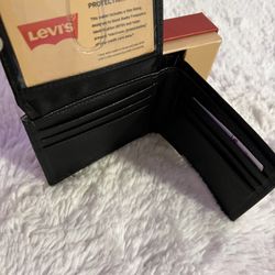 Levi’s Men’s Wallet 