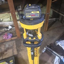 Dewalt Telescoping Light And 60v Flexvolt Battery