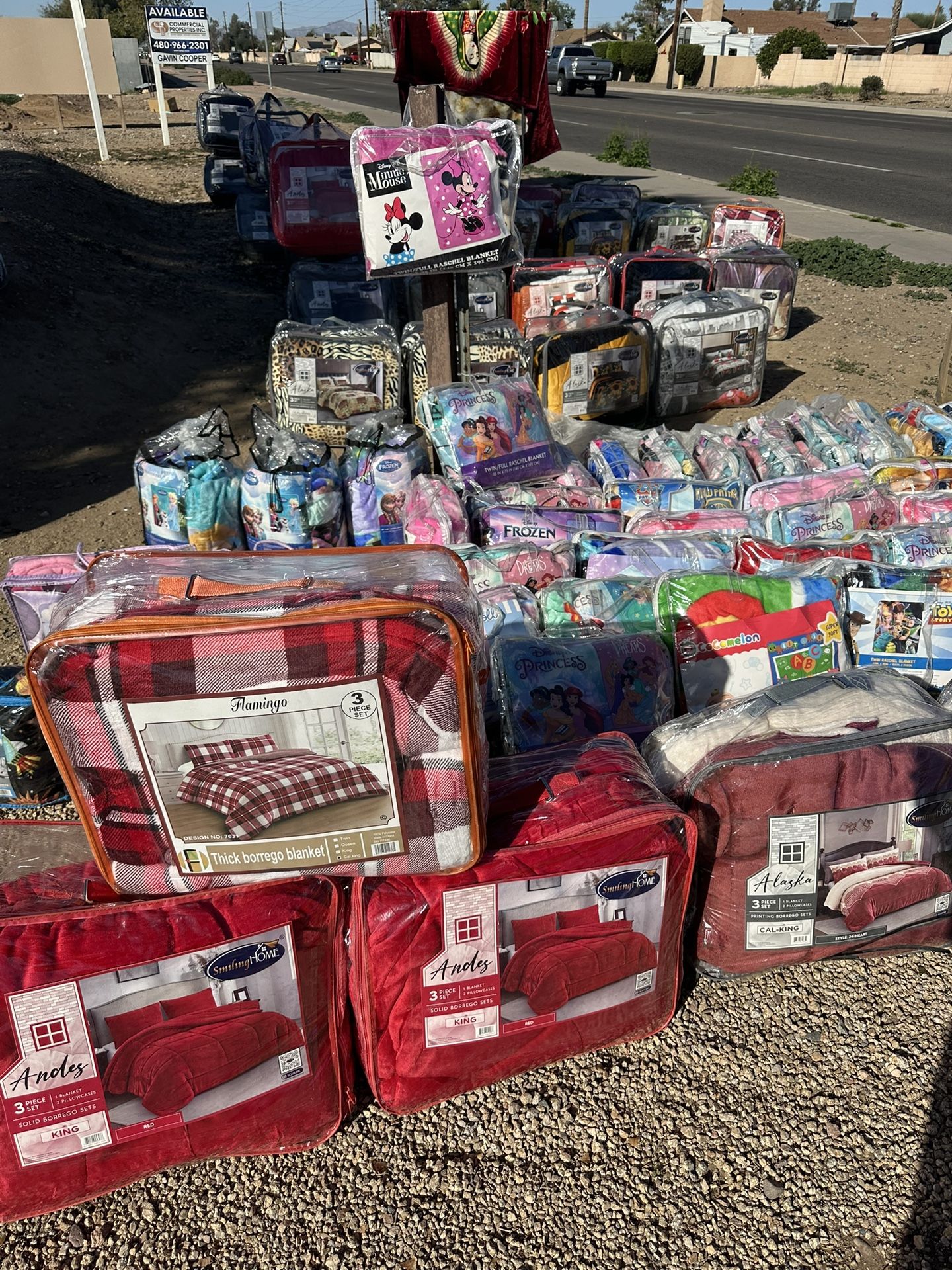 Blankets. 91 Ave Thomas.