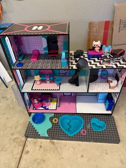 L.O.L. Surprise O.M.G House & Accessories - Great Condition