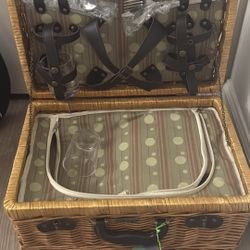 Tan Picnic Basket for 2-4 people 
