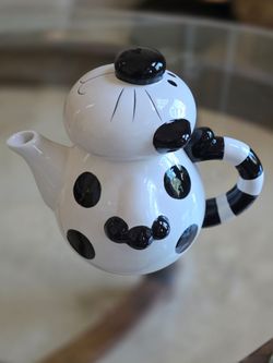 Vintage Black and White Cat Ceramic TeapotThis Vintage Black and White Cat Ceramic Teapot is a unique novelty piece for any cat lover's collection. Th