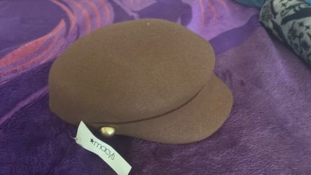 brown hat