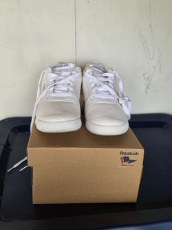 Womans Size 7 Reebok 