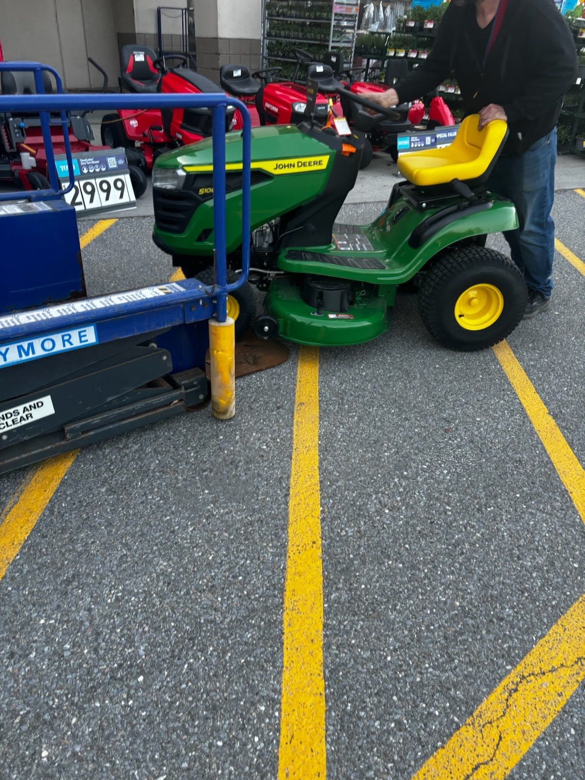 John Deere S130 42in 22hp Vtwin Gas Lawn Mower 