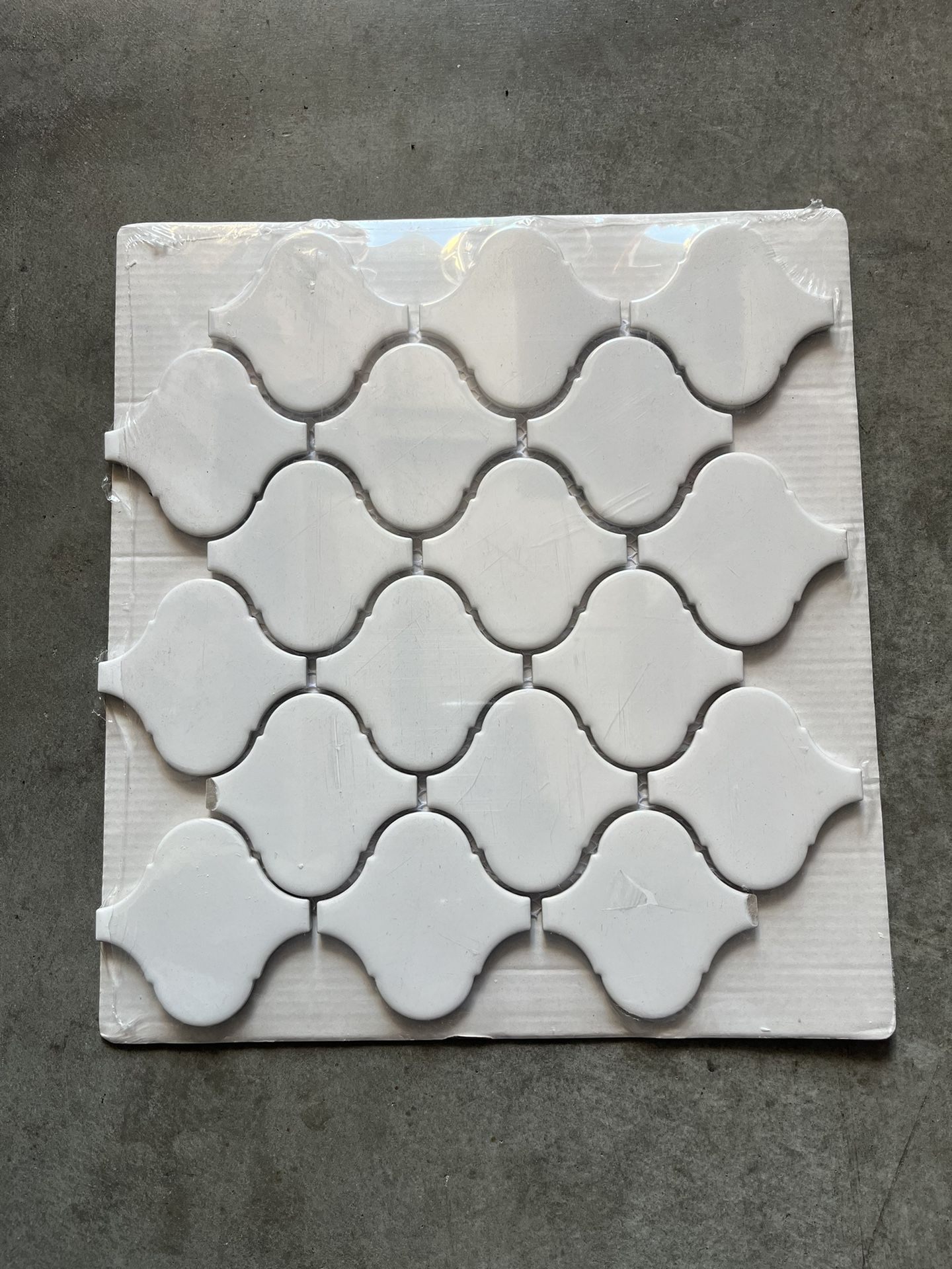 Retro Bianco Arabesque 11.38 in. x 12.25 in. Glossy Porcelain Patterned Look Wall Tile (10.95sq ft)
