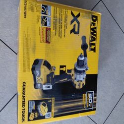 DEWALT 20V XR Lithium-Ion Cordless Hammer Drill Kit with 8.0 Ah Battery, Charger and Kit Bag (DCD1007WW1) 