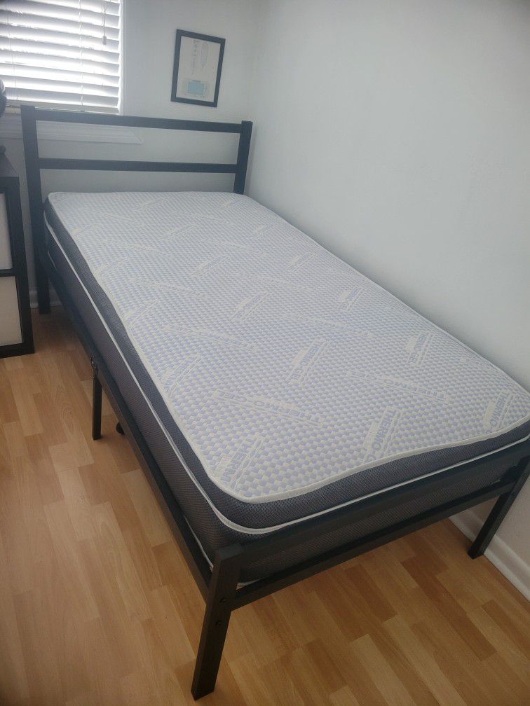Twin bed in excellent condition