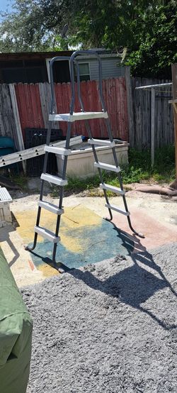 pool ladder in excellent condition