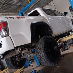 Tacoma Lift Kit 17-20" Wheels 33x12.50-Tires Installation.