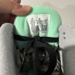 Jordan 3 Retro Green Glow size 6Y