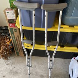 Medline Crutches 5’2’’ 
