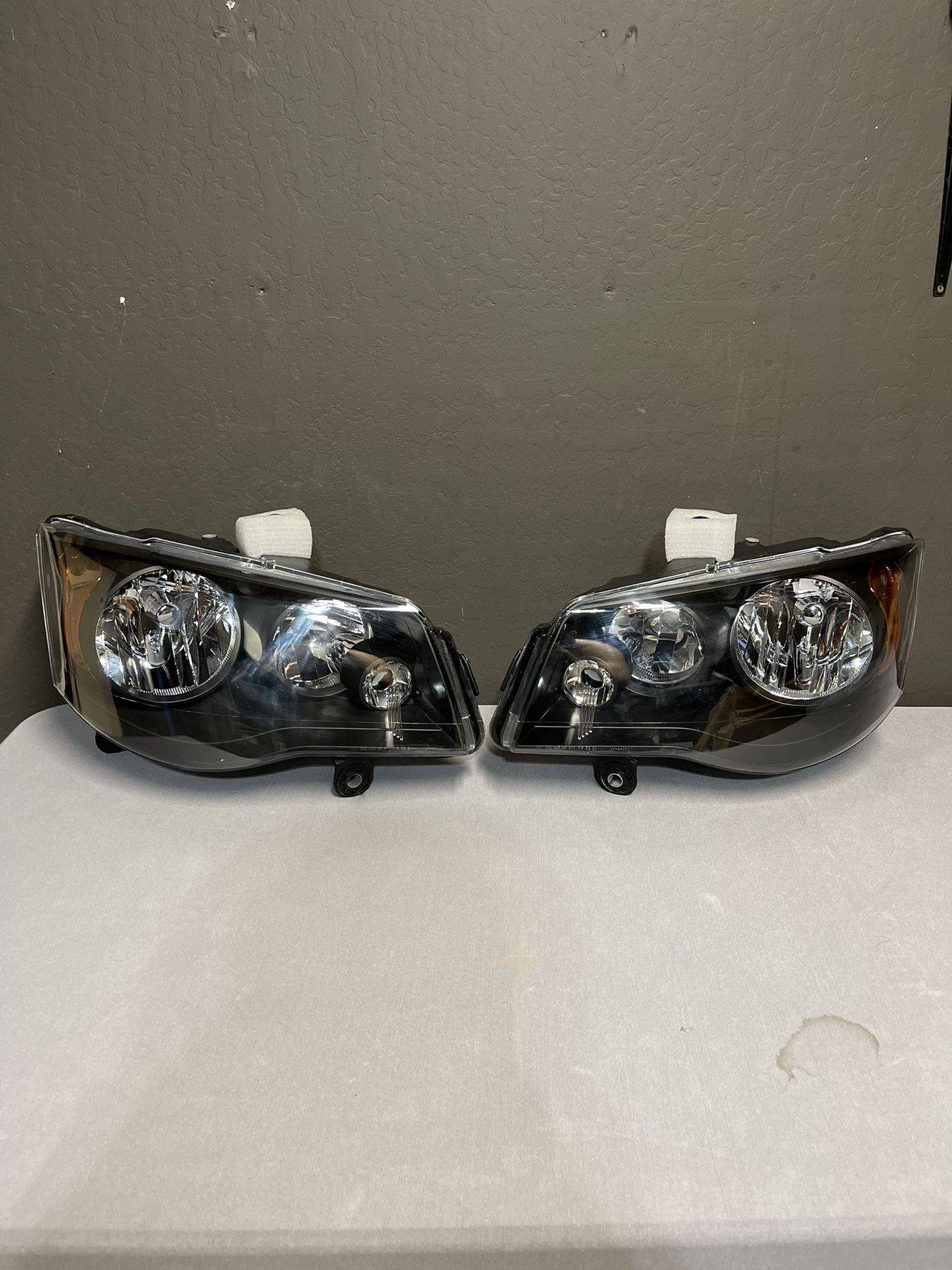 Dodge caravan/ Chrysler town & country headlight
