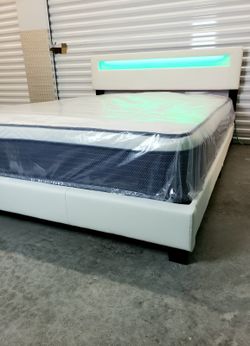 NEW Queen-Size PILLOW TOP MATTRESS and BOX SPRING. Bed frame not included 👍