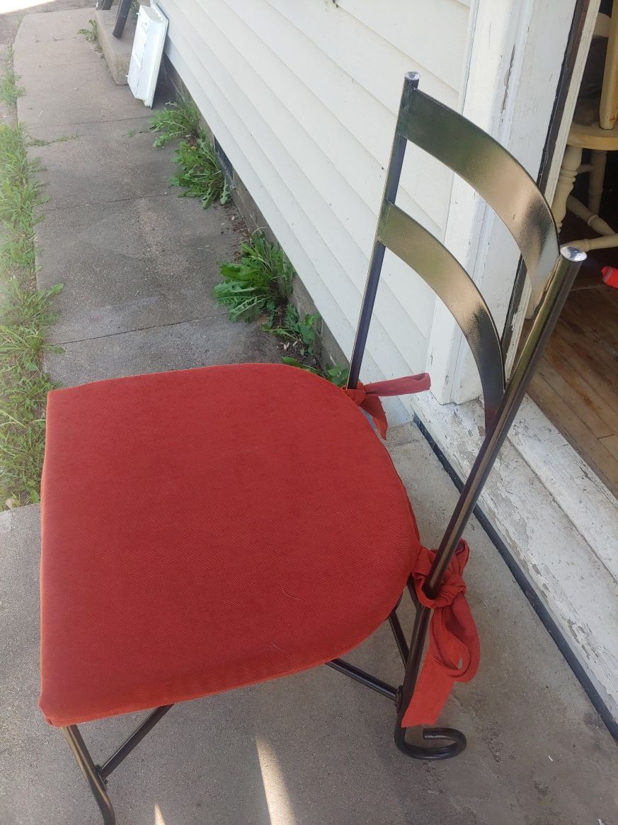 4 matching patio chairs