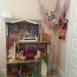 Huge Doll House/Play House