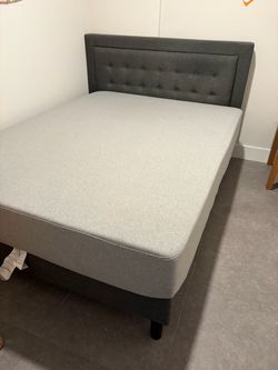 Queen bed with Casper mattress. Excellent condition. Retail price is 250+650=900$