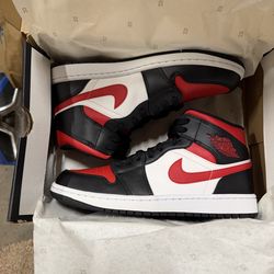 MENS 9.5 Air Jordan 1 Mid "Bred Toe"