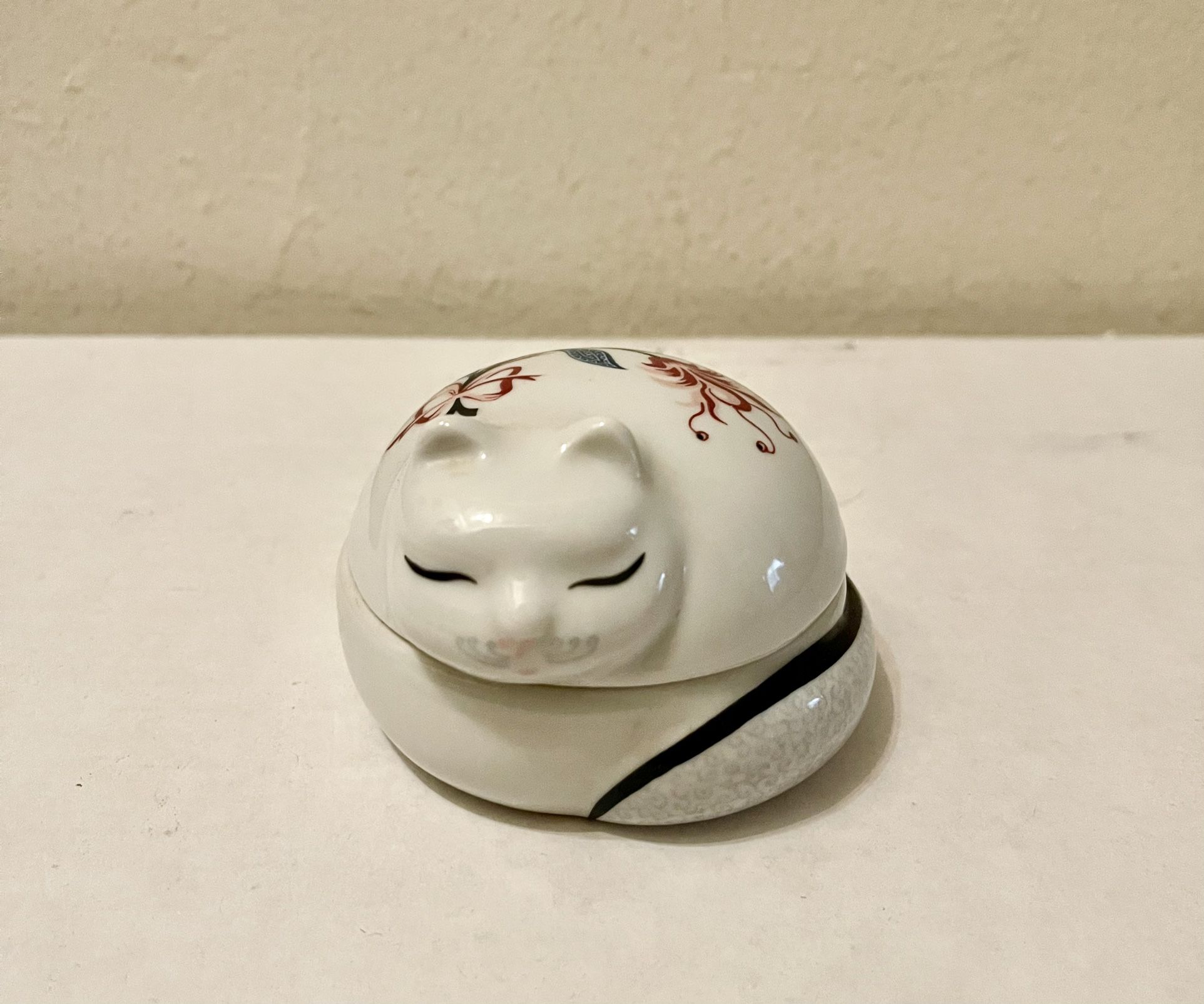 Royal Pavilion at Brighton Elizabeth Arden Sleeping Cat Vintage Original Candle