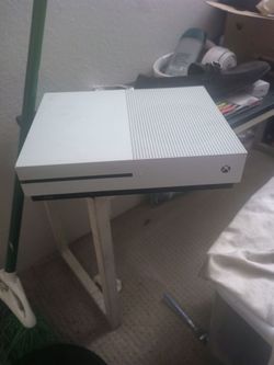 Microsoft Xbox One S no controller