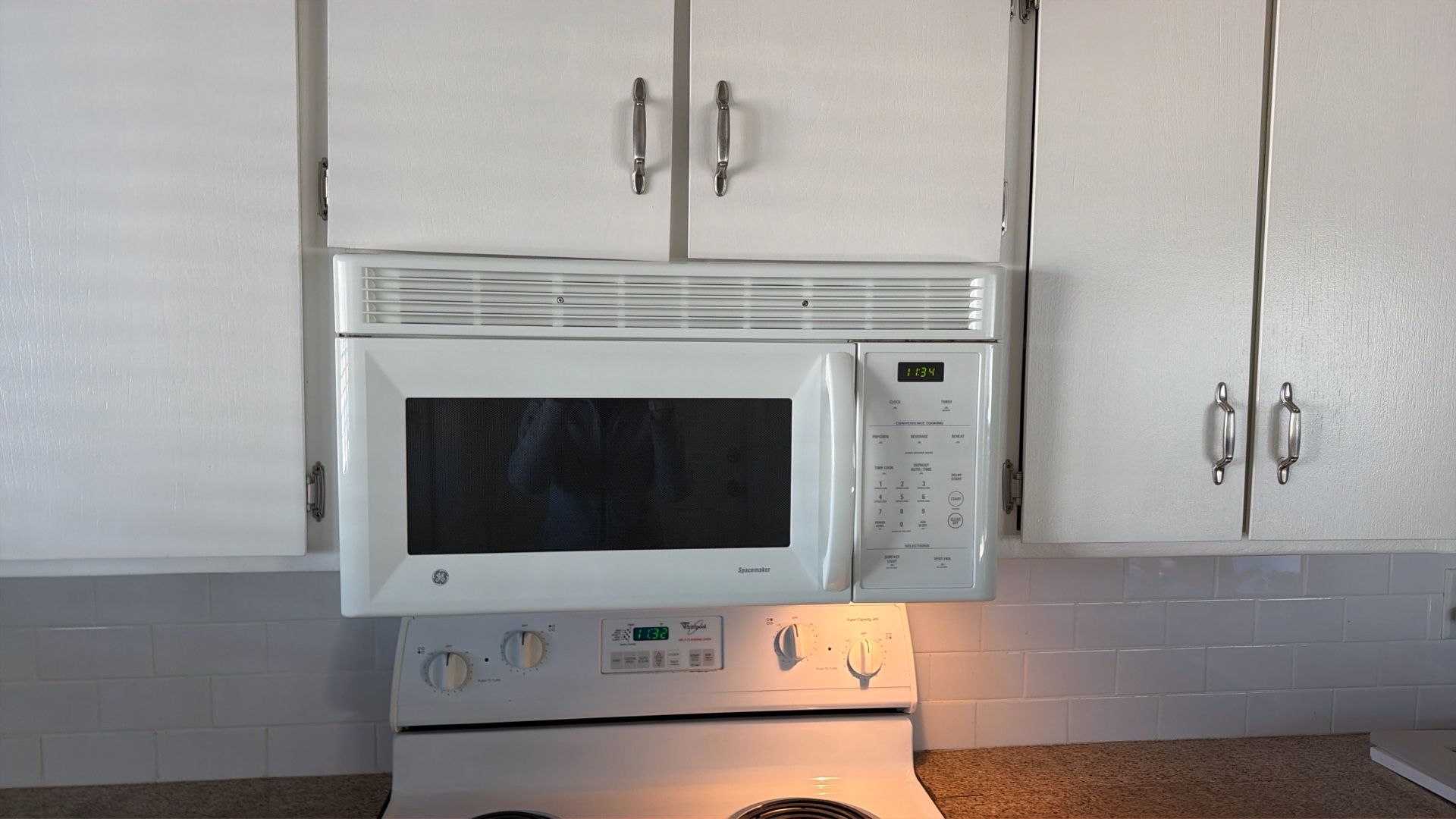 GE Spacemaker Vented Microwave 
