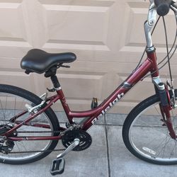 26"x2.35. RALEIGH WOMENS HYBRID BIKE. - comfort series-. (Small). Aluminum. Freshly túne up EXCELLLENT CONDITION 👌🏼