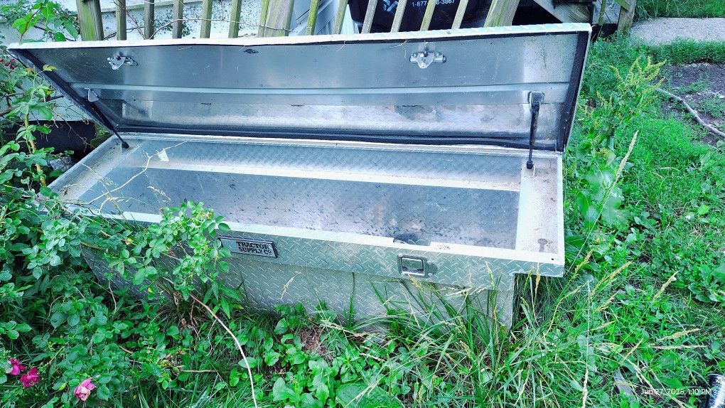 Truck bed Crossover Toolbox 
