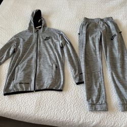 Men’s Nike Track Suit Jacket And Pants Small 