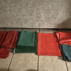 Christmas Table Cloths & Placemats 