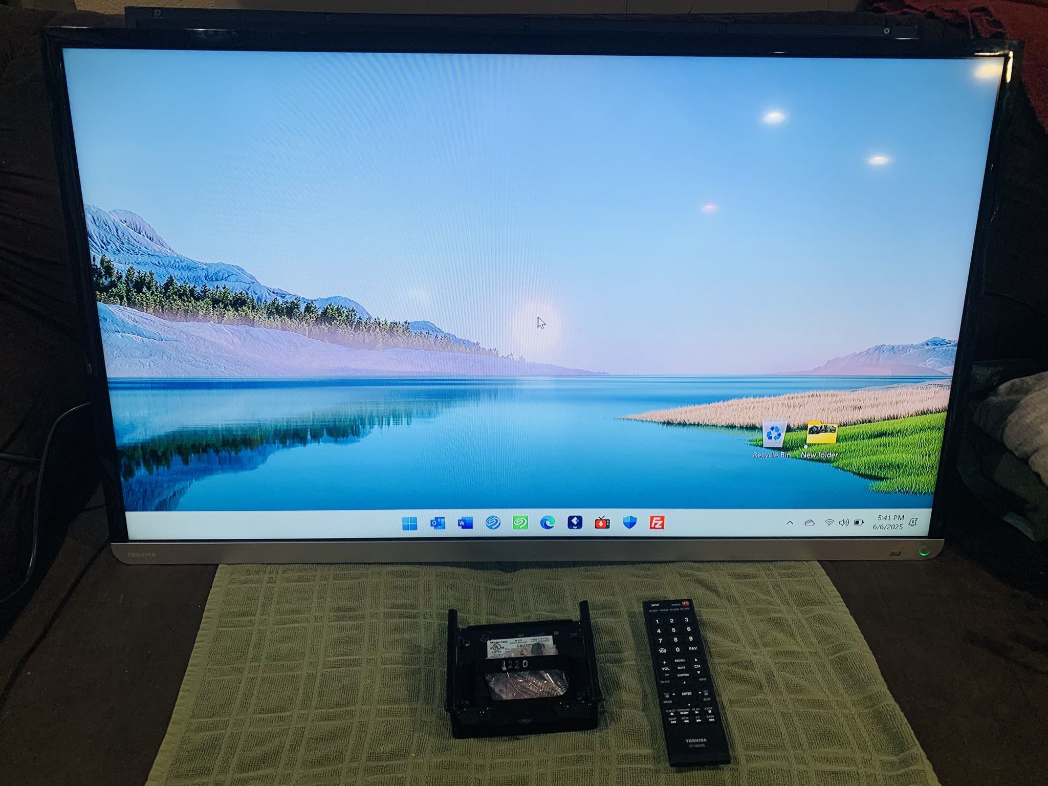 40” TV For Sale With Mount