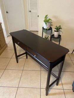 entry table in Good condition