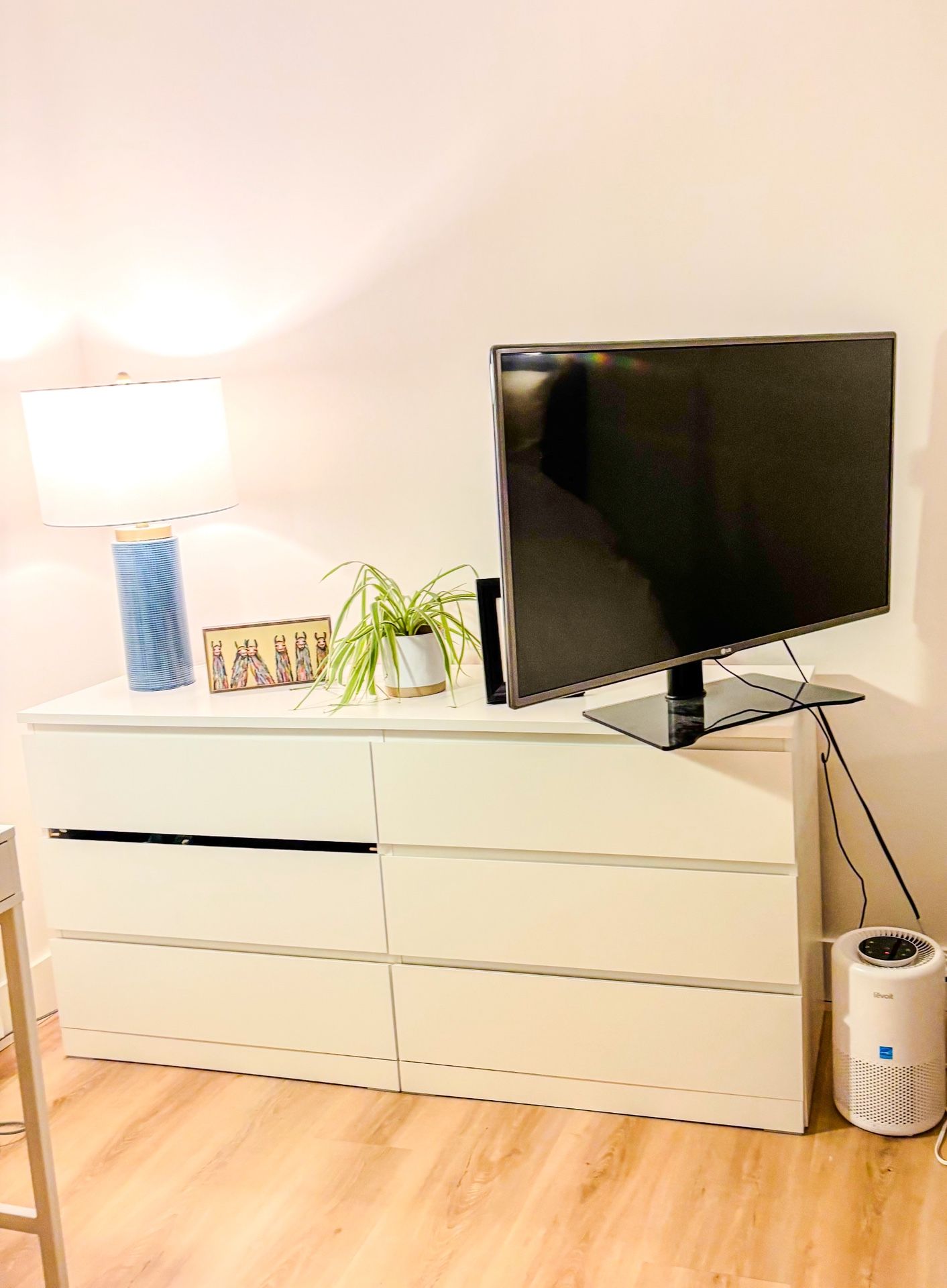Spacious White 6-Drawer Dresser – Modern Storage, Great Condition!