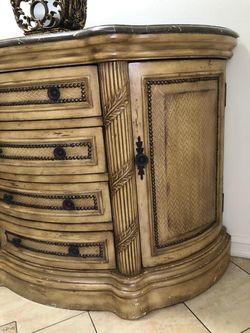 Foyer/chest/ Table