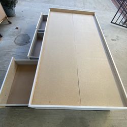 Vendo Esta Cama  USADA Tamaño Twin  Para Una Persona , Ojo Solo La Cama No Tiene Colchon Es Tamaño Twin   Pick Up In City Of Whittier