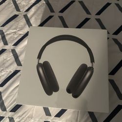(fathers day discount) Bluetooth AirPod max with a black color-way  and has long durability.