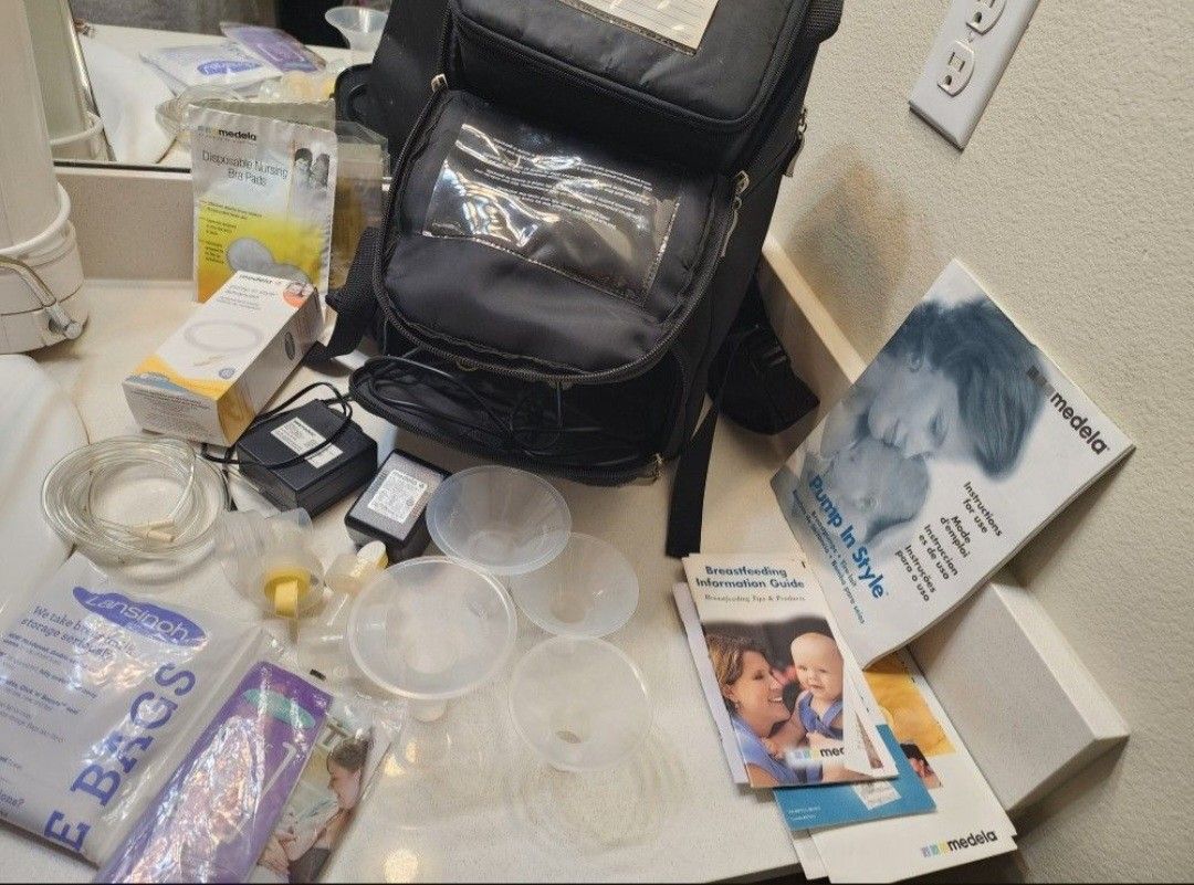 Medela Pump in Style Breastpump. It is in very good condition, and some parts are new.