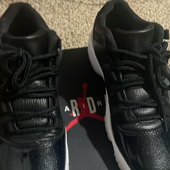 Black/white Jordan 11 low size 7