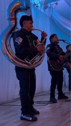 GRUPO CON TUBA