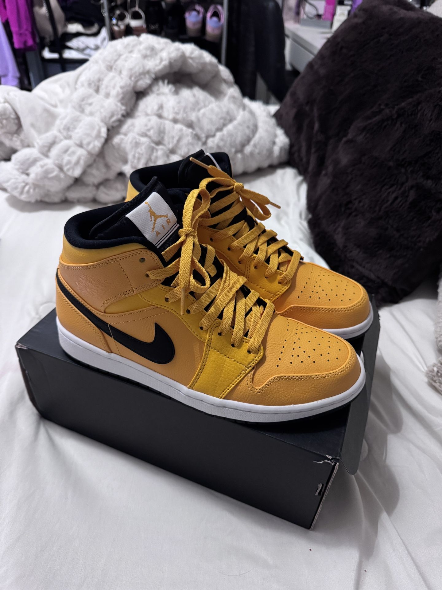 Jordan 1 Mid  University Gold 