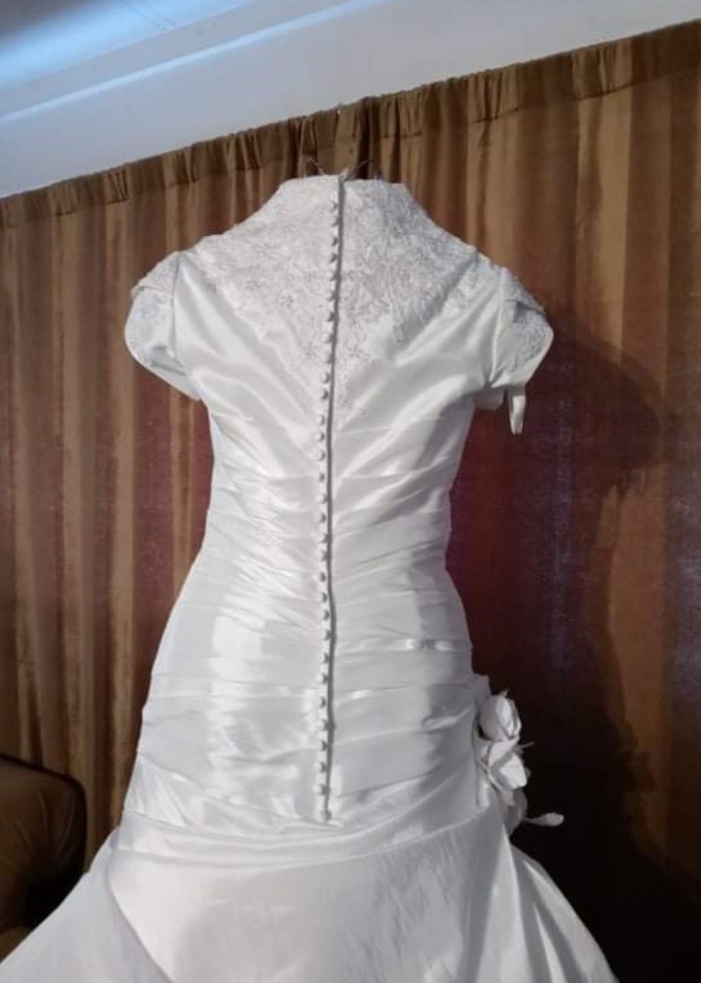 Wedding modern, romantic revival in this spectacular wedding dress. Perfectly clean. Size 6