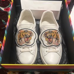 Gucci lion patch shoes 