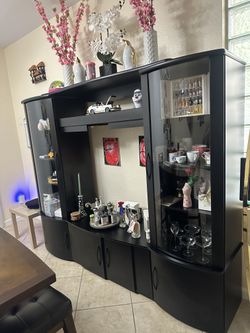 Modern Black Display Cabinet with Glass Doors – Excellent Condition