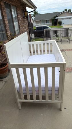 White crib whit almost new mattress