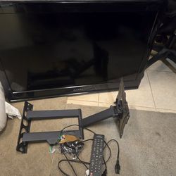 32 Inch TV With Wall Mount
