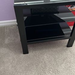 Glass Table , Carry 3 shelves , good quality of glass ,very heavy table ,good for any where , good condition no stratchi