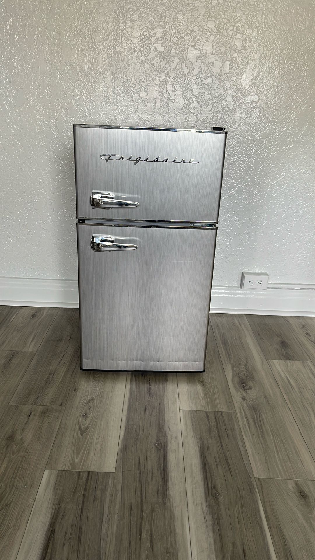 Frigidaire Retro Mini Refrigerator and Top Freezer