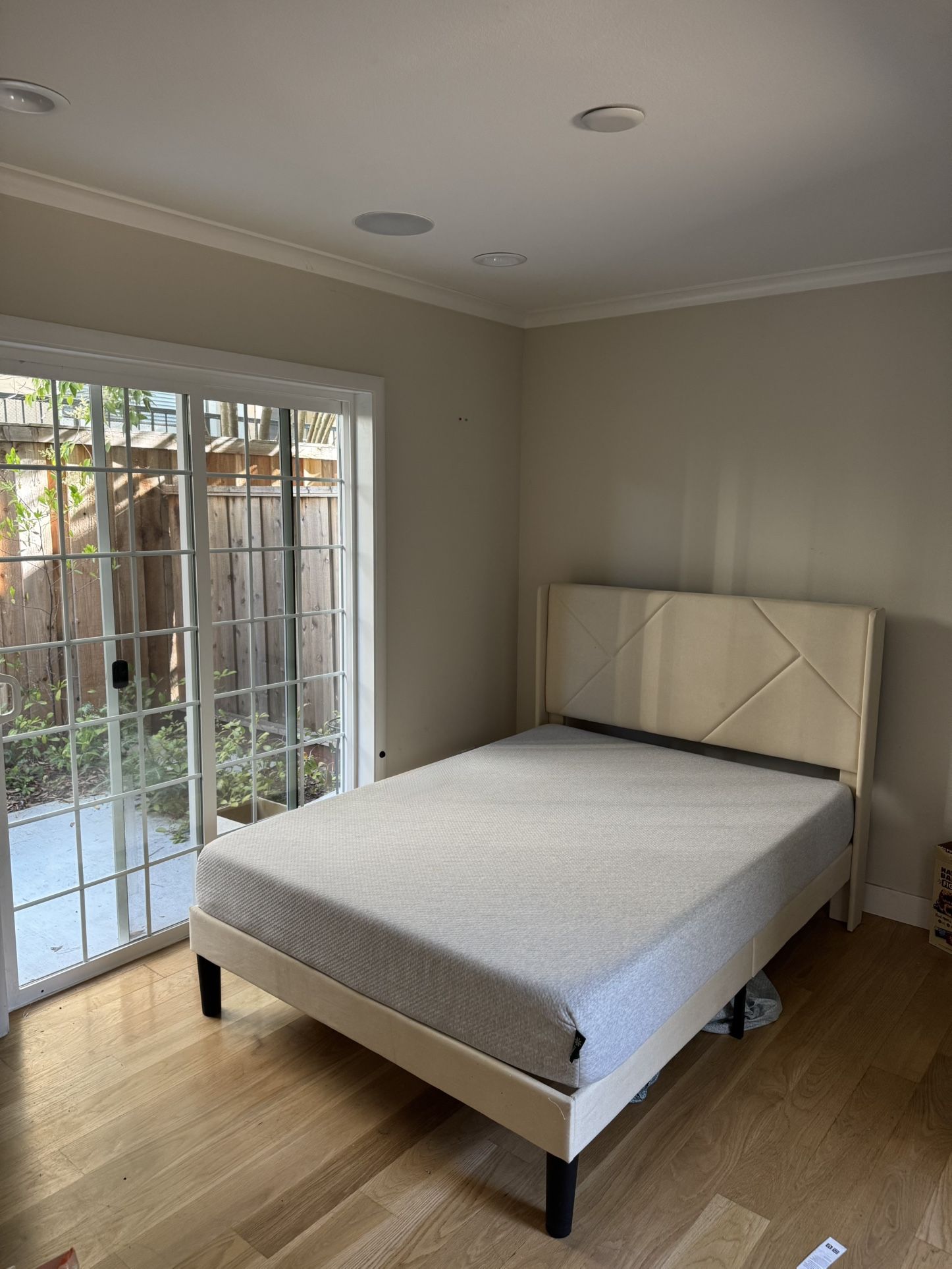 Bed frame + 8in Memory Foam Mattress
