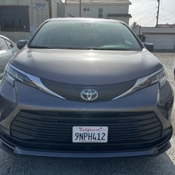 2021 Toyota Sienna LE (clean title)
