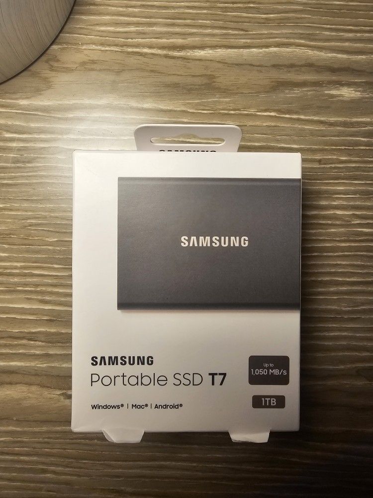 Samsung Portable 1 TB Hard drive SSD T7 USB 3.2